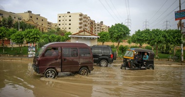 بالصور.. الأمطار تحول شوارع حدائق الأهرام إلى برك من المياه