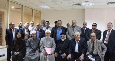 بيت العائلة المصرية.. من طموحات "التعايش السلمى" إلى "تطييب الخواطر" فى الجلسات العرفية.. الأنبا مكاريوس يرفض تدخله فى "أحداث الكرم" وظهر مرة أخرى فى قرية "إدمو".. وزاخر: يعلى العرف على القانون