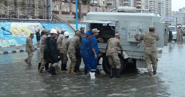 بالصور.. القوات المسلحة تساهم فى رفع الأثار الناجمة عن الأمطار بالمحافظات والمناطق المتضررة.. الدفع بـ 26 طاقما مدعوما بـ 16 دورية شرطة عسكرية للإغاثة.. مركز عمليات دائم لتلقى استغاثات المواطنين