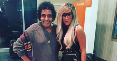 مايا دياب تنشر صورة لها مع محمد منير.. ورواد إنستجرام: "سلامتك يا كينج"