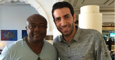أبو تريكة يظهر مع الأسطورة "بيليه" بالمغرب