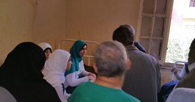 وكيل "تعليم سوهاج" يزور التلاميذ المصابين بالتسمم فى مستشفى البلينا المركزى