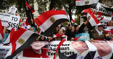بالصور.. أبناء الجالية المصرية بلندن يهتفون "تحيا مصر" أمام مقر إقامة السيسى