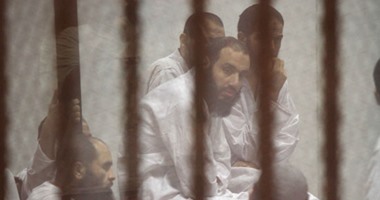  متهم بـ"أنصار الشريعة" يقذف المحكمة بحذائه.. ورئيسها يحرك دعوى إهانة ضده