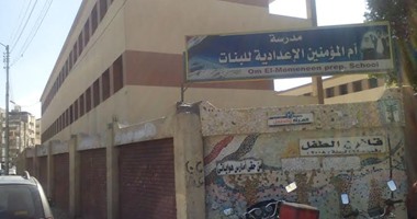 بالصور.. تفاصيل مصرع عامل صعقاً بالكهرباء داخل مدرسة فى سوهاج.. القتيل سكب المياه بجوار "الكولدير" فلقى مصرعه.. وطالبة تفجر مفاجأة: "زميلتنا اتكهربت قبل كدا".. وإحالة مسئولى الإدارة للتحقيق 