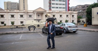 البرلمان تحت المطر والعمال يواصلون تجديد المجلس