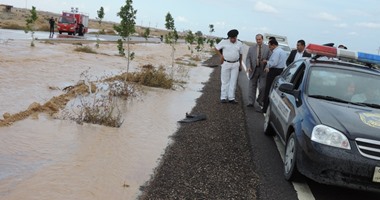 بالصور.. مدير أمن مطروح يتابع إزالة مياه الأمطار بالطريق الدولى