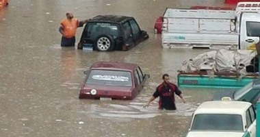 فى أول اختبار للنواب الجدد بمحافظات ضربتها كوارث الأمطار والسيول.. نواب الإسكندرية يتواجدون بين الأهالى بالشوارع.. نائب بالبحيرة: الحكومة مقصرة.. والنائبات يطالبن بتعيين محافظ جديد لعروس البحر المتوسط
