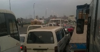 توقف حركة المرور بسبب كسر ماسورة مياه أعلى الطريق الدائرى