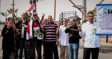 متظاهرو القائد إبراهيم ينعون الشعب الروسى فى ضحايا حادث الطائرة المنكوبة