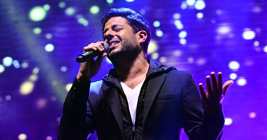 محمد حماقى يتحدى برودة الجو ويغنى فى "الحديقة الصينية"