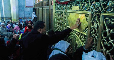 بالصور.. التبرك بالمقام وبصمة قدم الرسول فى الليلة الختامية لمولد الدسوقى