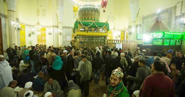 بالصور.. حلقات الذكر داخل مسجد العارف بالله الدسوقى فى الليلة الختامية