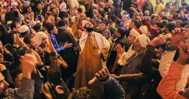 بالصور.. التبرك بالمقام وبصمة قدم الرسول فى الليلة الختامية لمولد الدسوقى