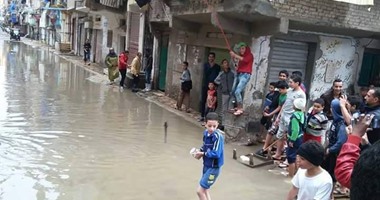 الجانب الآخر.. حينما تغرق الأرض فى الماء وتغرق الشبكات الاجتماعية فى "الكوميديا"