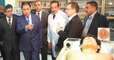 وزير الصحة معنفا مدير مكتبة معهد ناصر:"اعمل  اللى بقولك عليه"