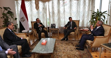 وزير الاتصالات يستعرض جهود الحكومة لجذب الاستثمارات الدولية