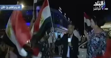 أحمد موسى رافعا العلم المصرى: لابد من مقاطعة منتجات الدول المعادية لمصر