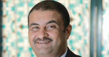 بالصور.مرشح بالعاشر من رمضان فى جولة انتخابية بـ"الحصان"
