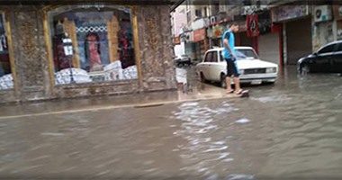 غرق شارع عثمان بن عفان فى المحلة الكبرى بسبب كسر ماسورة مياه