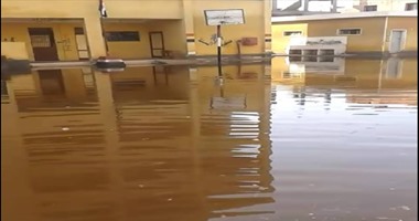 "صحافة المواطن".. مياه الأمطار تغرق مدرسة بكفر الزيات