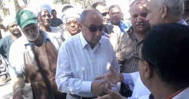 بالصور.. مشادة كلامية تجبر محافظ أسوان على تغيير جولته بقرية سلوا