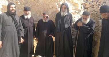 الكنيسة تقترب من حل أزمة "الدير المنحوت" بعد ثلاث سنوات من الصراع.. محلب والأنبا أرميا يتوصلان لاتفاق مع رهبان الدير وبدء شق الطريق الدولى.. والرهبان أعلنوا خضوعهم للرئاسة الكنسية