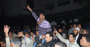 متظاهرو "الوزراء" يلقون القبض على بلطجى حاول التعدى عليهم بـ"مطواة"