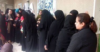 "النور" يستعين بالمتنقبات لإقناع الناخبين فى القنطرة شرق