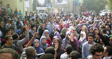 مشاجرة بين مواطن وطلاب "عين شمس" المتظاهرين بالعباسية