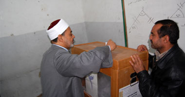 شيخ الأزهر يدلى بصوته فى انتخابات الإعادة