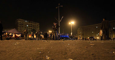 الهدوء يخيم على التحرير.. والمعتصمون يشعلون النار للتدفئة