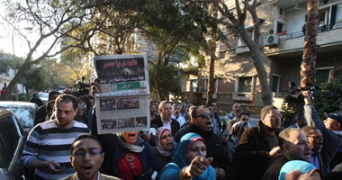مسيرة الصحفيين المنددة باقتحام "الوفد" تصل مقر نقابتهم