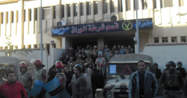 التحقيق مع المتهم باقتحام قسم الوراق وقتل عاطل 