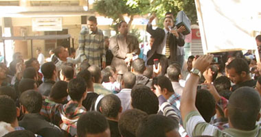 مسيرة من "المطرية" إلى "الاتحادية" تهتف بسقوط حكم المرشد