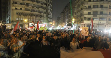 مسيرة شبرا تصل التحرير وتتوقف عند مقر الإخوان