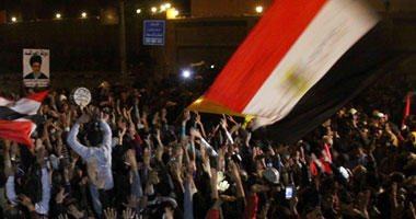 متظاهرو الاتحادية يتجاوزون الأسلاك الشائكة والحواجز الأسمنتية