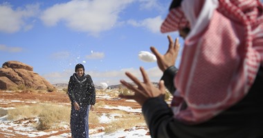 بالصور.. السعوديون يلتقطون الصور مع الجمال فى الثلج بمدينة تبوك