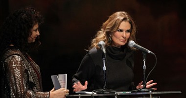 يسرا تنعى الراحل محمود عبد العزيز: "كان صديقا وأخا ومش هيجى زيه"