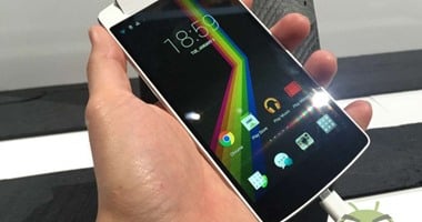 Polaroid تقلد شركة OPPO وتطرح هاتفًا بكاميرا قابلة للدوران