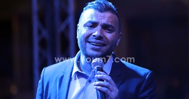 رامى صبرى يختتم حفله بأغنية "معاك" ويقطع "التورتة" مع فريق عمله