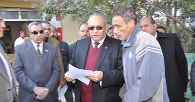 محافظ بنى سويف يمنح مواطنًا 3 آلاف جنيه لإعانته على سداد إيجار مسكنه