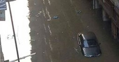 بالصور والفيديو.. الإسكندرية تغرق فى مياه الصرف.. 4مليارات جنيه ميزانية لمواجهة الكارثة.. "الصرف الصحى": المشكلة فى4شوارع وسببها خروج محولات الكهرباء عن العمل..المحافظ: السيطرة من خلال الدفع بـ40سيارة