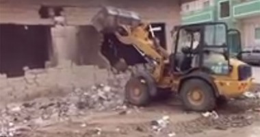 حملة لإزالة التعديات على حرم الطريق أمام كافيه بمدينة الأقصر