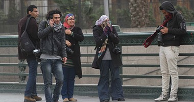 بالصور.. أسقع أبرد أموت.. المصورون يحاربون البرد تحت شعار"مكملين"