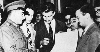 تداول صورة نادرة تجمع ياسر عرفات بالرئيس محمد نجيب