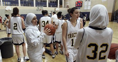 منع الحجاب فى السلة يفضح الغرب.. الاتحاد الدولى للعبة يرفض منح المسلمات رخصة ارتدائه.. ومحجبات مصر والعرب ممنوعات من منتخبات بلادهن.. وبطولة أفريقيا للناشئات البداية.. ولاعبة جودو سعودية تمنح الأمل