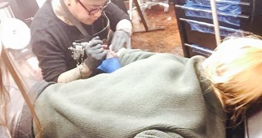 هايلى بلدوين تنشر صورتها بـ"تاتو" على ذراعها