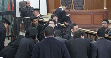 مشادة بين دفاع علاء عبد الفتاح والمحكمة فى "أحداث الشورى" بسبب الأحراز