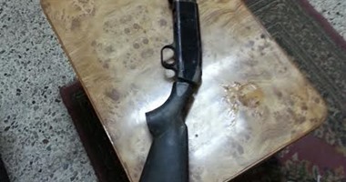 القبض على عامل بحوزته بندقية وطبنجة بقنا